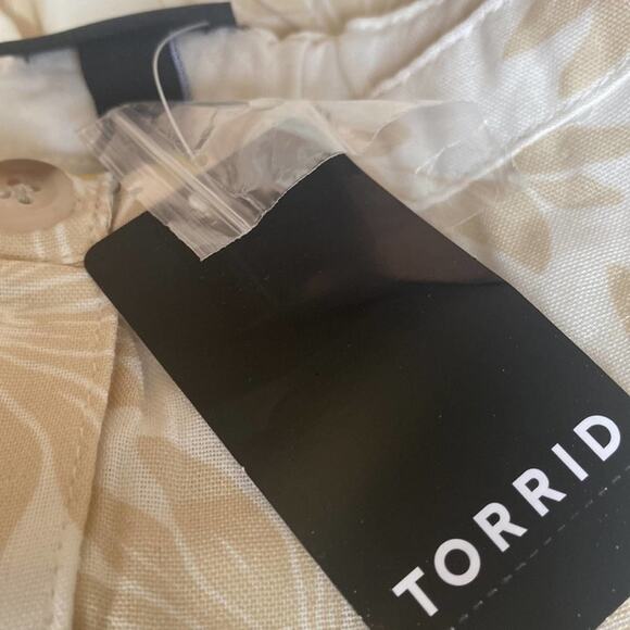 New with tags Torrid Daisy Double Gauze Ruffle Button
Front Tank Top - Picture 8 of 11